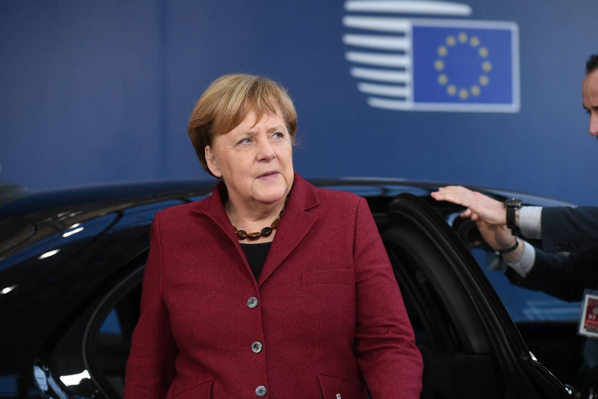 Sophia, la Merkel tiene le navi in porto: "Noi messi da parte dall'Italia"