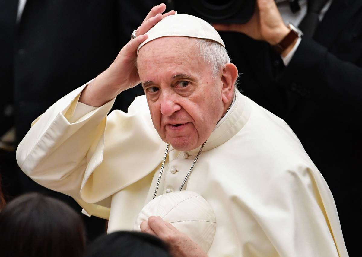 Il Papa parla agli islamici tra i fasti dello sceicco: "Libertà religiosa è pace"