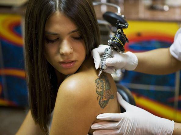 Adiconsum, vietato un pigmento tatuaggi: rischio chimico-cancerogeno