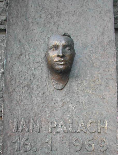 Praga, un uomo si dà fuoco in piazza San Venceslao come Jan Palach