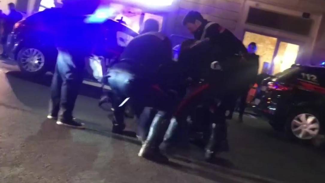 Firenze, straniero tenta di aggredire i carabinieri