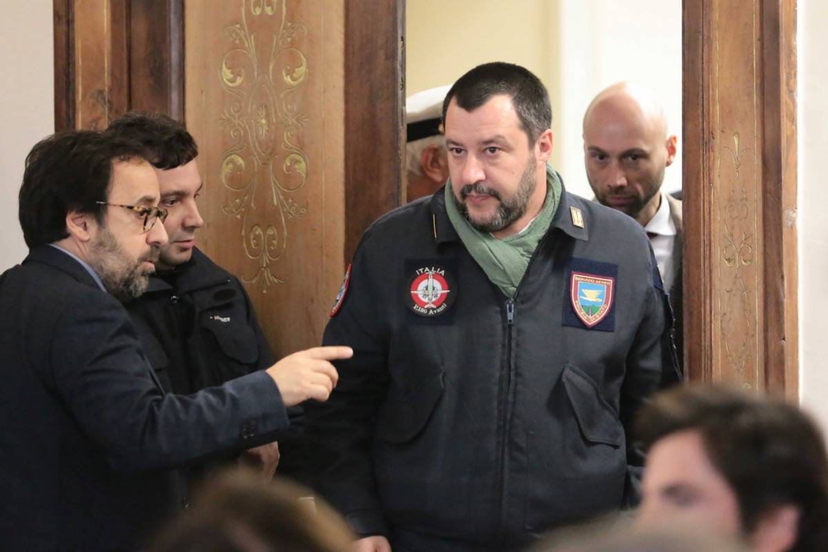 Salvini zittisce i sindaci pro migranti "Sono gli italiani a pagarvi lo stipendio"