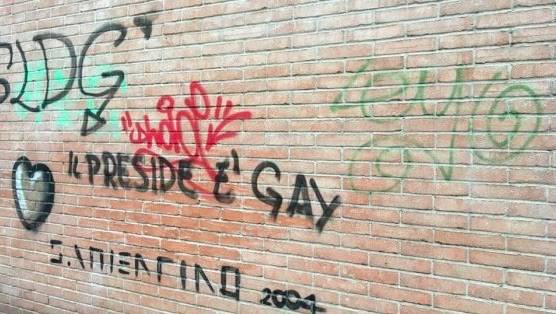 Scrivono "Il preside è gay" sul muro.E il dirigente sorprende tutti