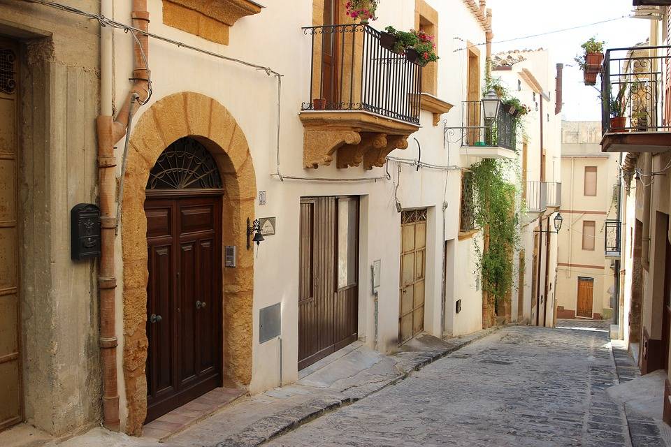 Sambuca di Sicilia, il paese che rinasce vendendo le case a un euro alle star Usa