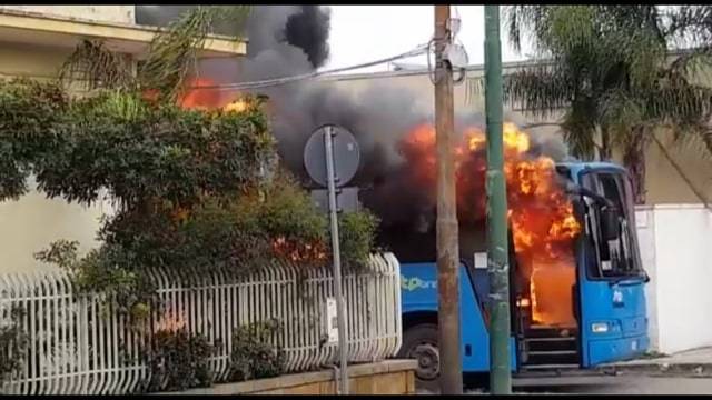 In Puglia a fuoco autobus pieno di studenti