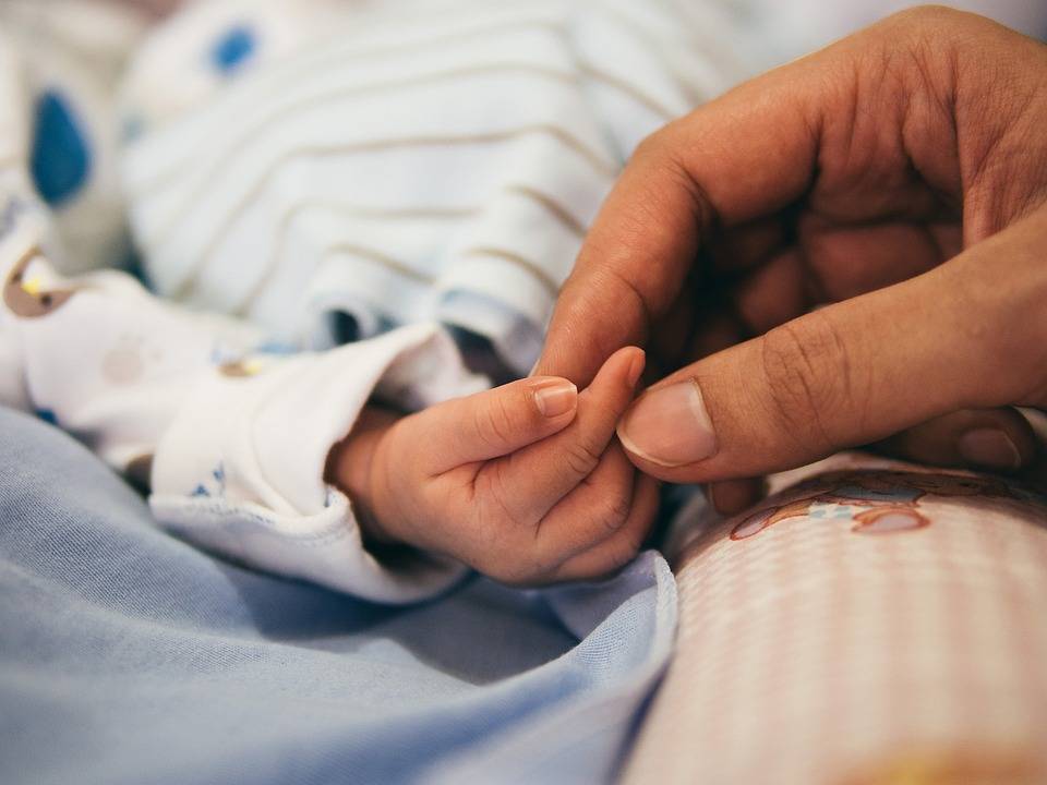 Un neonato è sopravvissuto a 25 attacchi cardiaci in un solo giorno