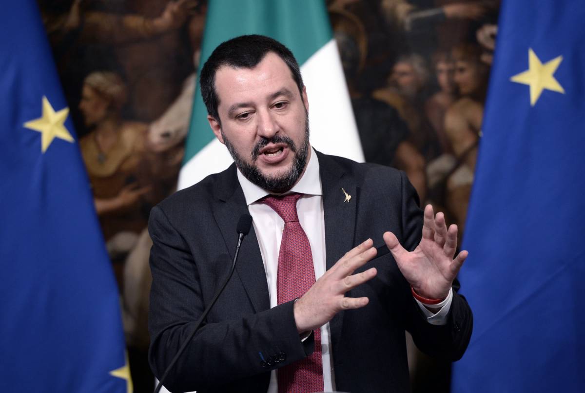 Anche Salvini attacca Macron: "Tratta i migranti come bestie"