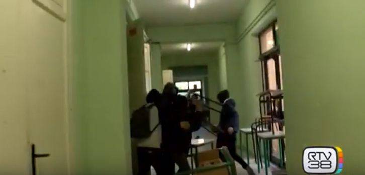 Studenti devastano la scuola di Pisa: uno fa pipì sul muro
