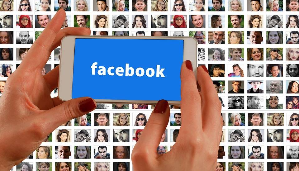 Facebook sperimenta Lol, un'app per riconquistare i giovani