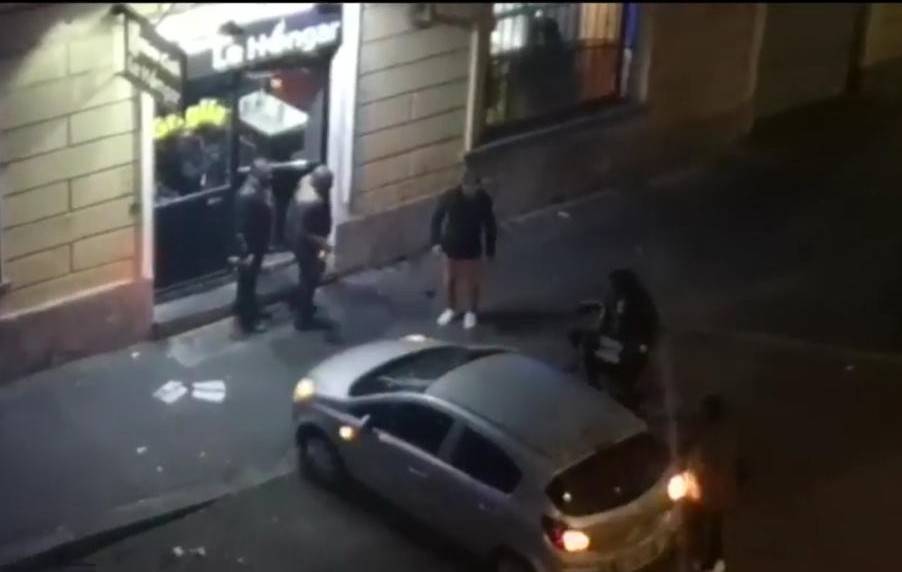Torino, brutale aggressione: stranieri pestano a sangue uomo a terra