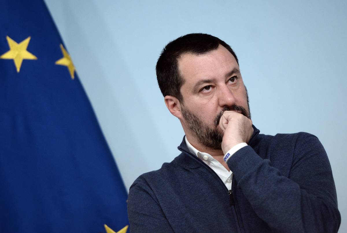 I social difendono Salvini: l'hashtag "non mollare" è al primo posto su Twitter
