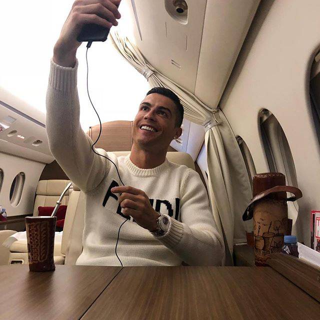 Cristiano Ronaldo si fa un selfie in aereo, Lineker: "Era il caso in questo giorno?"