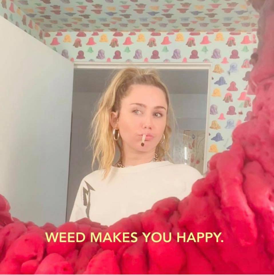 Miley Cyrus: “fumare marijuana mi rende felice”