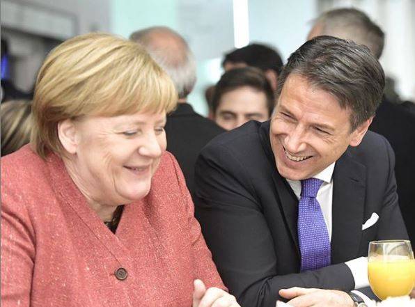 Davos, Conte a Merkel: "Posso offrirle un caffè?". I due leader immortalati mentre sorridono durante la pausa 