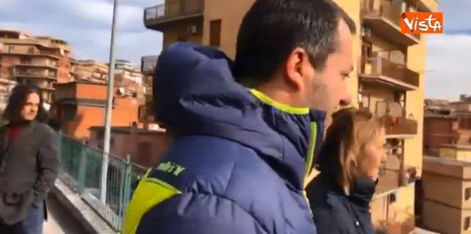 Donna contesta Salvini ​con la bandiera arcobaleno: "Assassino"