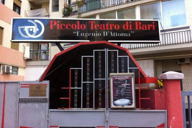 Bari, vanno alla toilette in teatro e vengono perquisiti