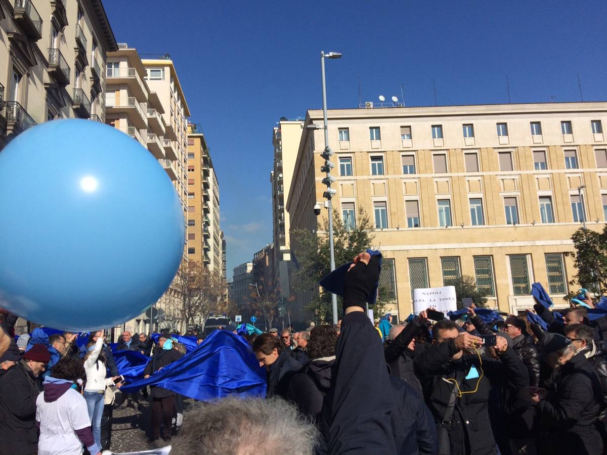 A Napoli una “marea azzurra” contro Giggino: “Vogliamo una città vivibile e sicura” 