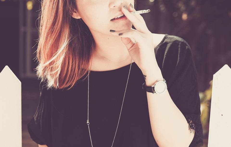 Lo stress impedisce alle donne di dire addio alla sigaretta