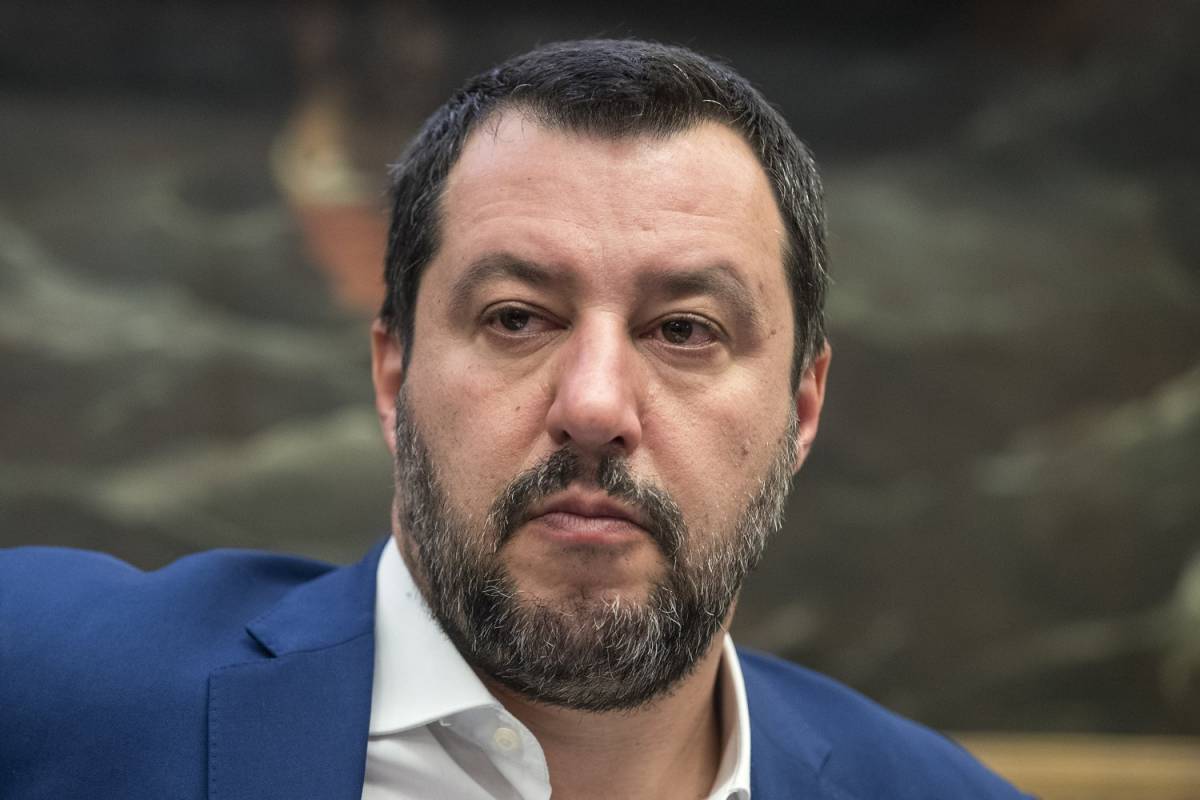 Migranti, Salvini tira dritto: "Dirò no a ogni barcone"