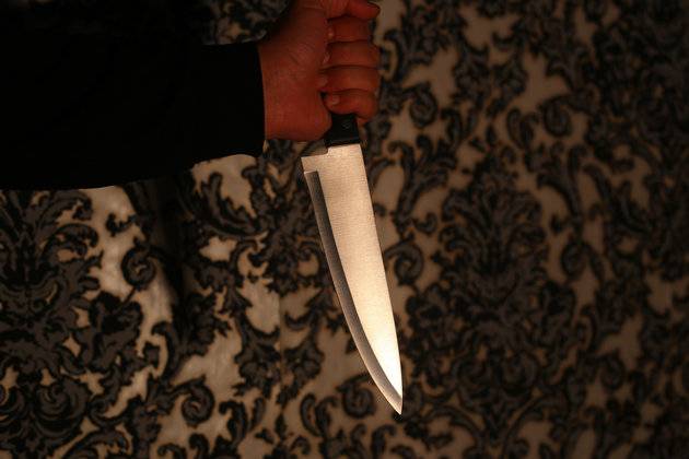 Modena, moglie vuole lasciarlo, pakistano la minaccia con coltello