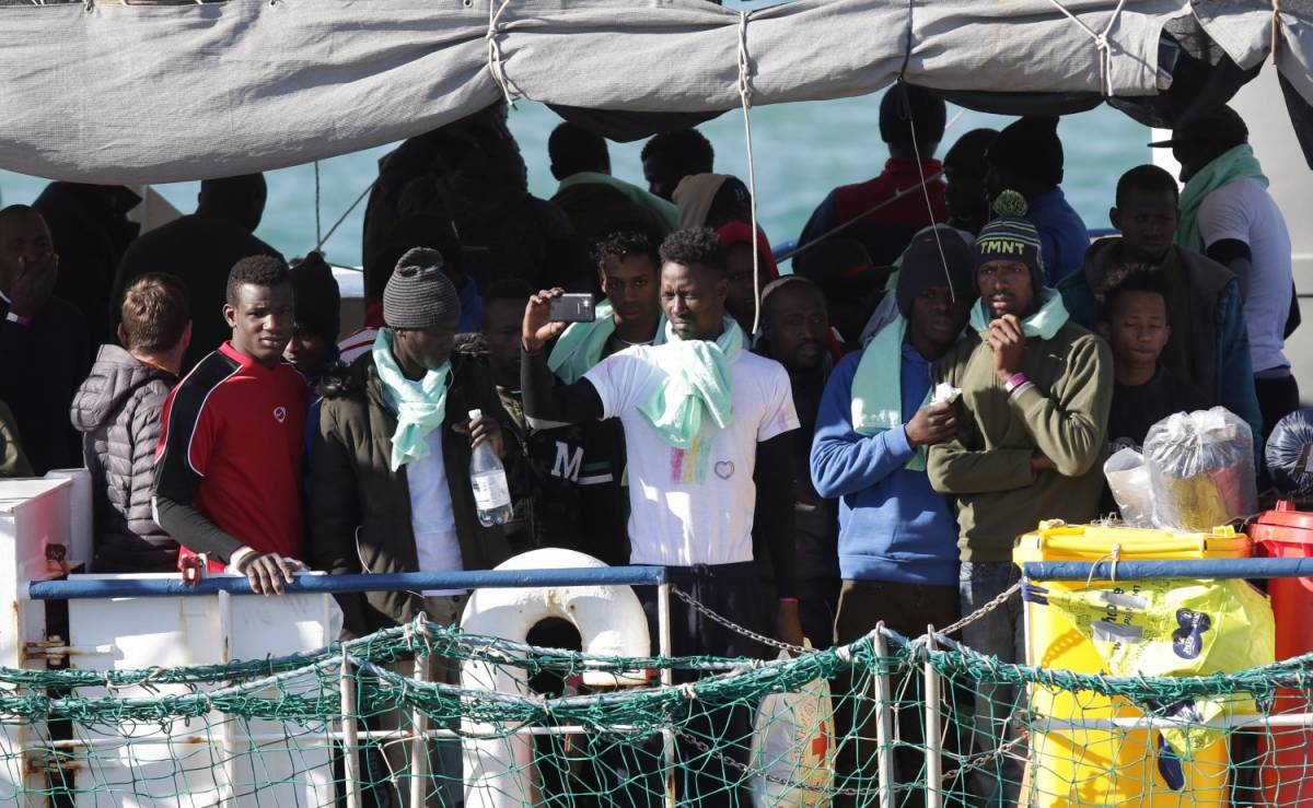 Migranti, festa a bordo della Sea Watch. E lo sbarco diventa uno show