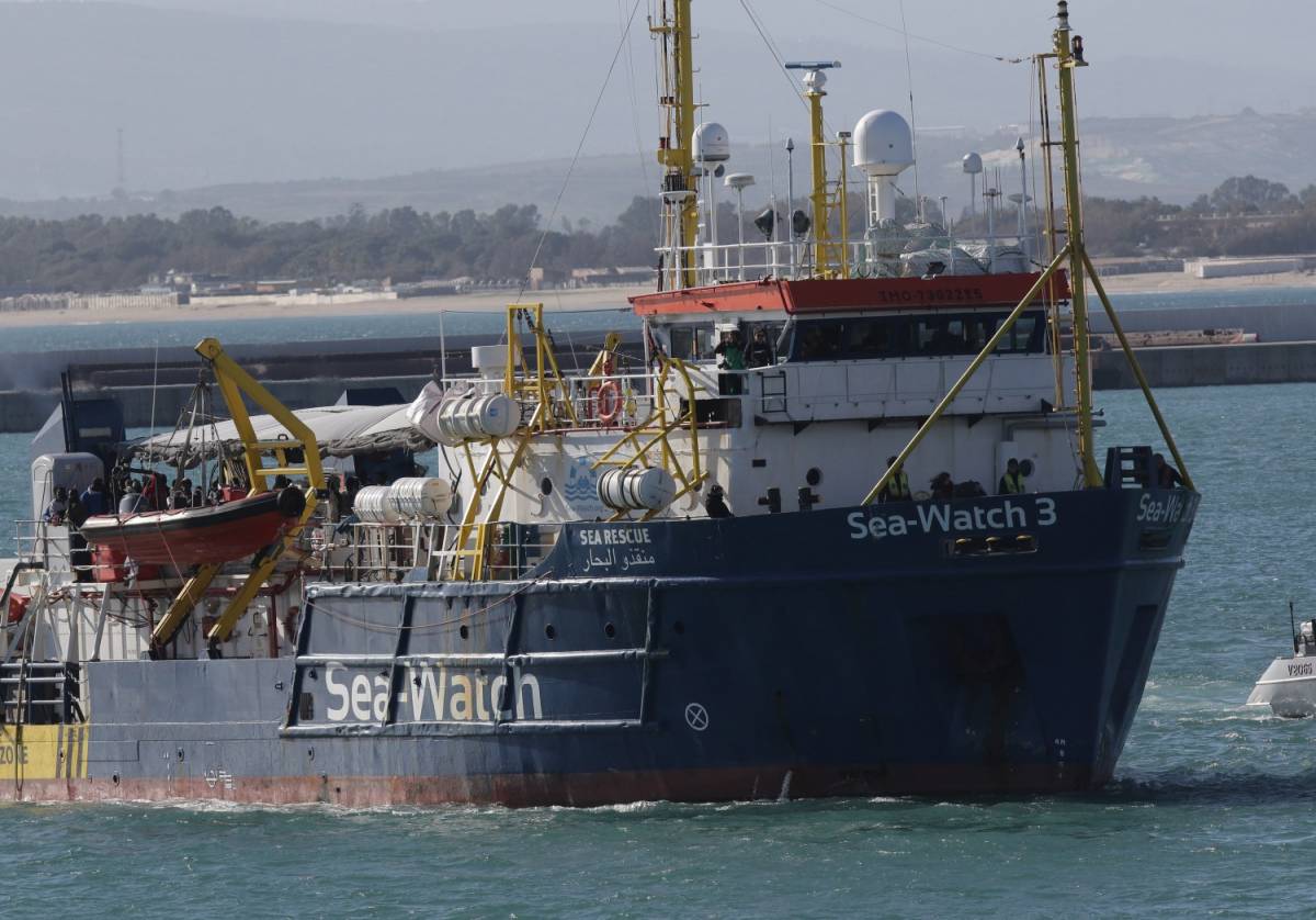 La Sea Watch è uno yacht: "Non può fare salvataggi"