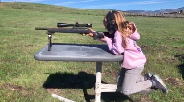 La figlia di Pink spara con il fucile: le immagini indignano il web