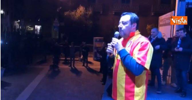 Contestatore insulta Salvini: "Assassino". Lui lo zittisce così: "Hai vinto 10 migranti"