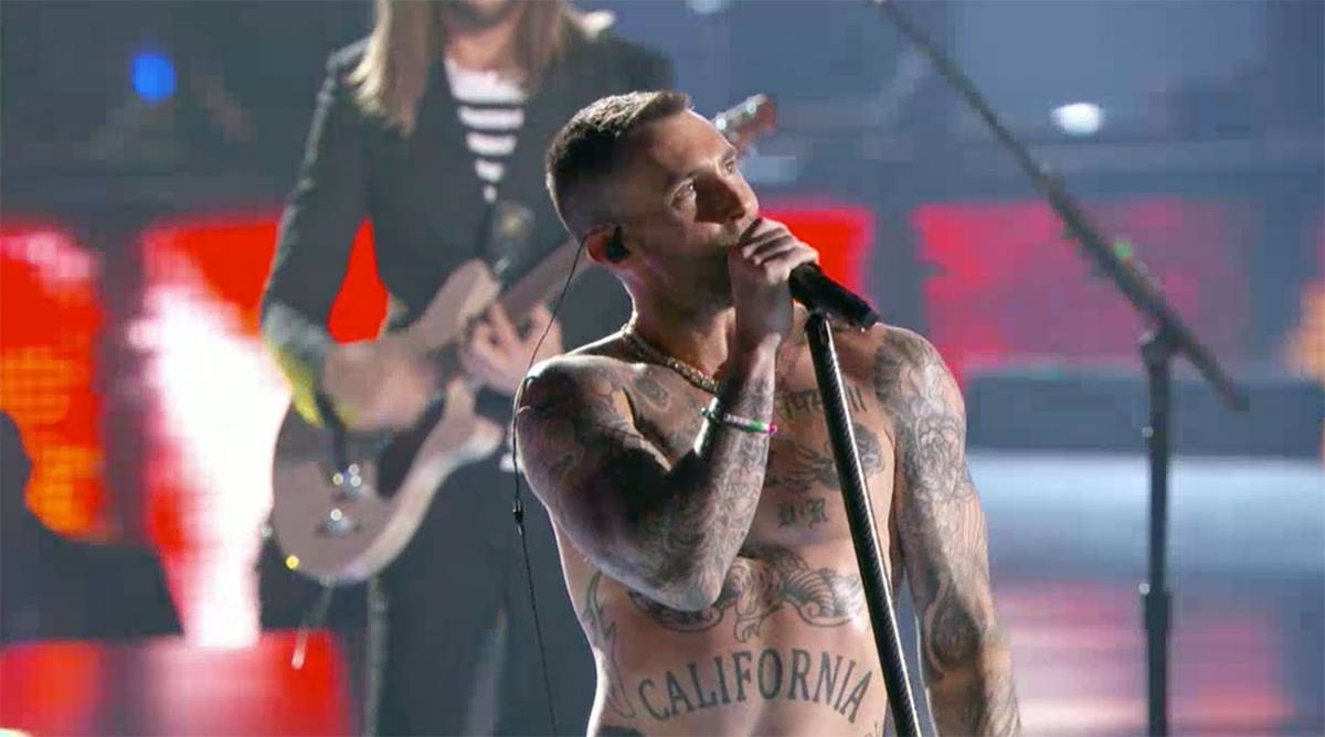 Maroon 5 superstar al Super Bowl e Adam Levine resta nudo