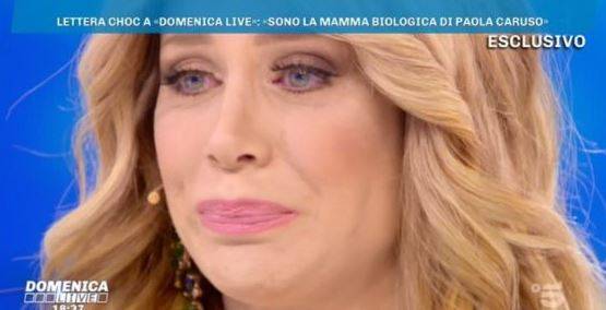 Paola Caruso in lacrime per la presunta madre biologica: "Sono scioccata"
