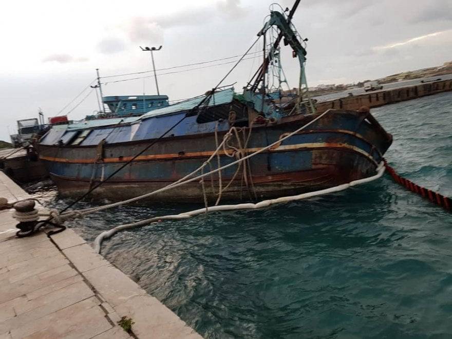 Lampedusa, l'appello del sindaco: "Barca dei migranti sequestrata sta affondando"