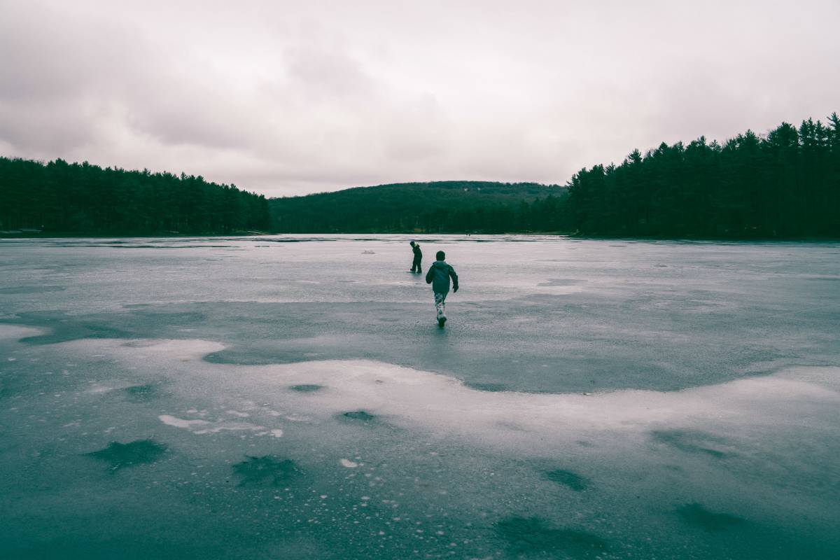Si butta nel lago ghiacciato per salvare un cane