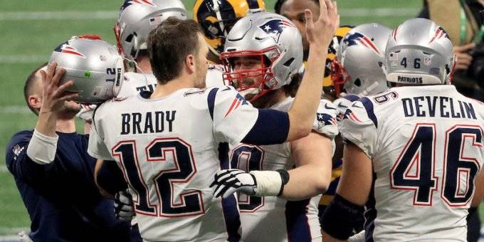 Super Bowl, vince la noia in campo e sul palco: Tom Brady e i New England Patriots da leggenda