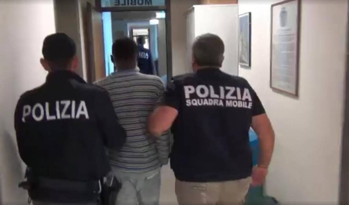 Parma, pusher nigeriano clandestino attacca agenti: pronta espulsione