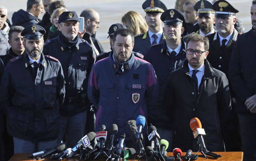 Show all'arresto di Battisti Salvini e Bonafede indagati