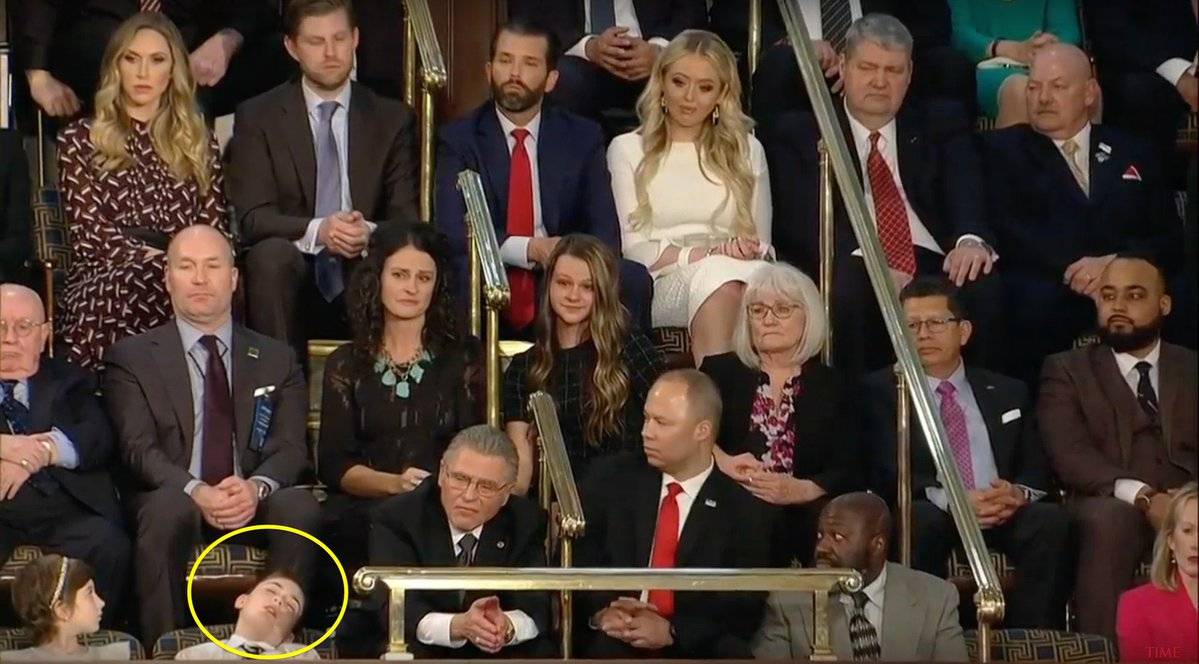 Bimbo si addormenta durante il discorso di Trump: video virale