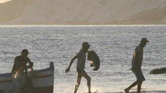 Migranti, a Lampedusa gli sbarchi dei migranti continuano