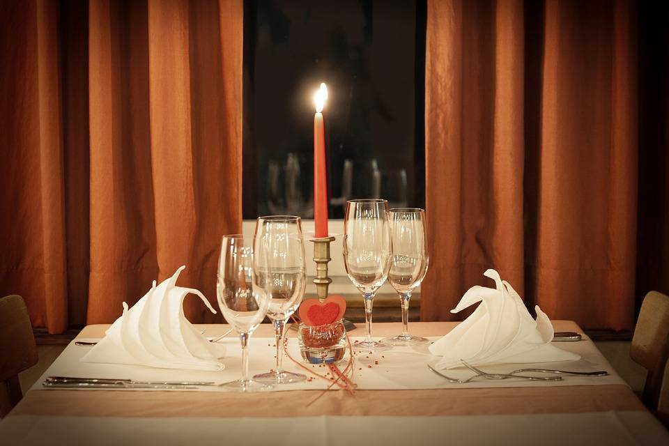 Per festeggiare San Valentino 2 italiani su 3 scelgono la cena romantica