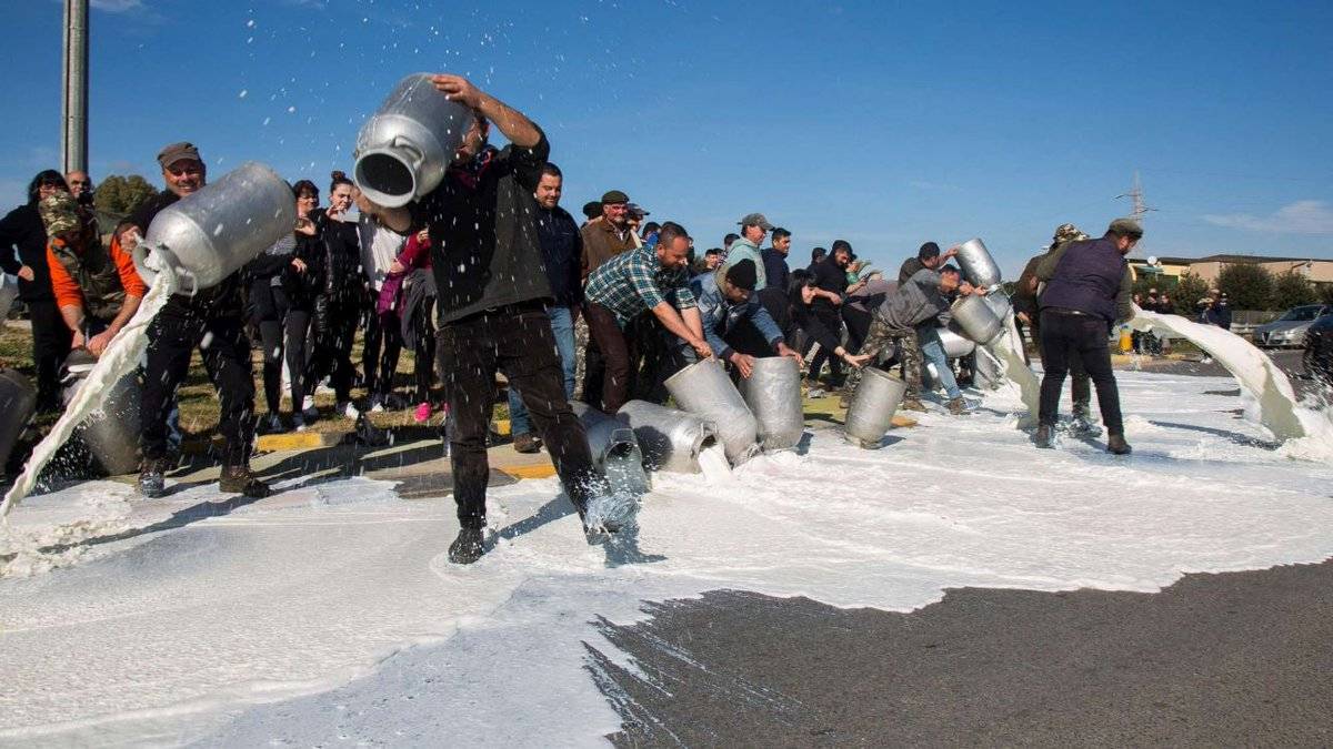 Protesta per il latte, pastori "bloccano" ​la squadra del Cagliari