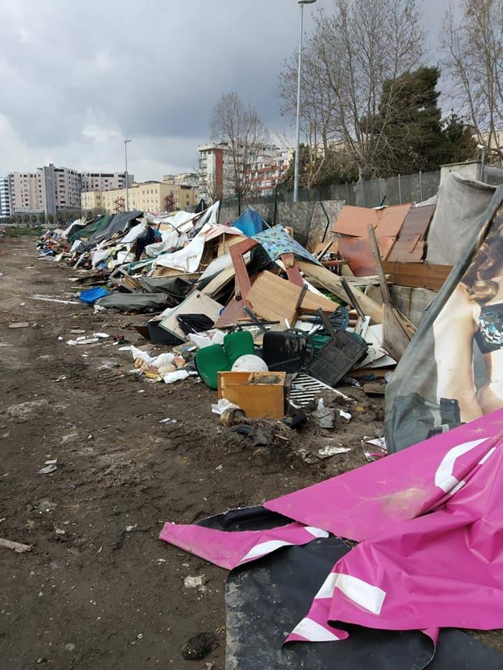 Napoli, smantellate le baracche dei disperati nella città del sindaco dell'accoglienza