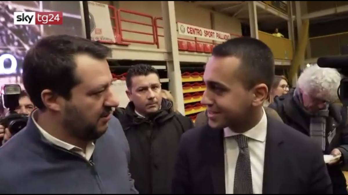 L'abbraccio Salvini-Di Maio "Duettiamo come a Sanremo"