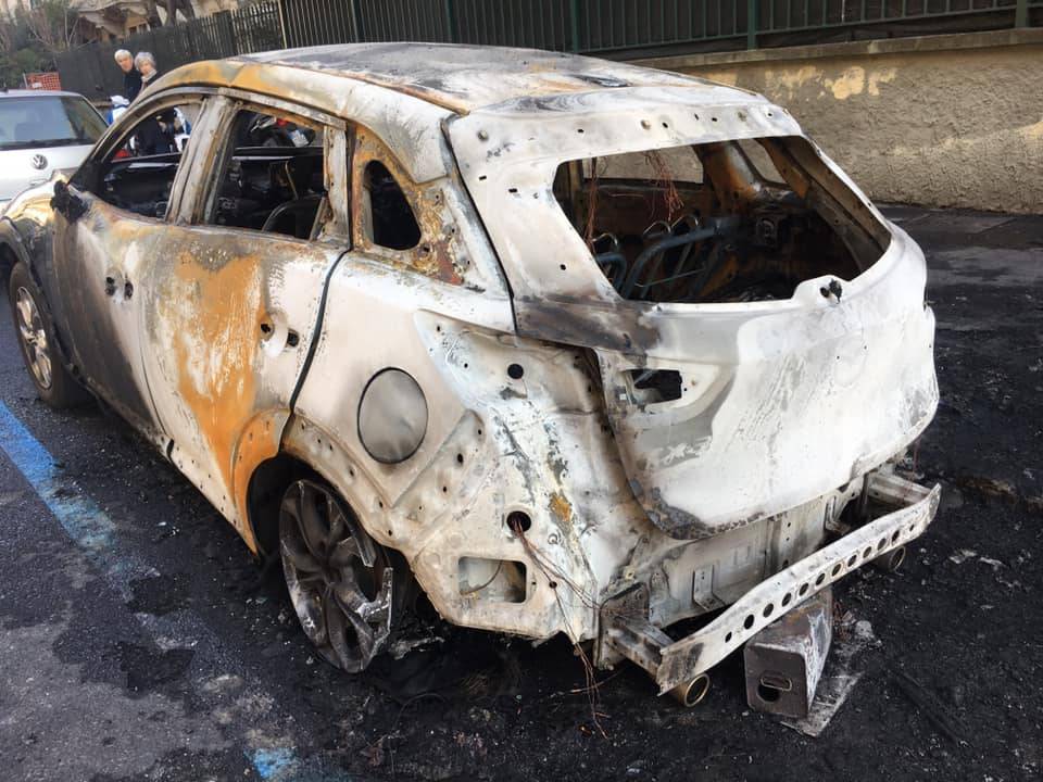 I vandali piromani incendiano anche la macchina del leghista