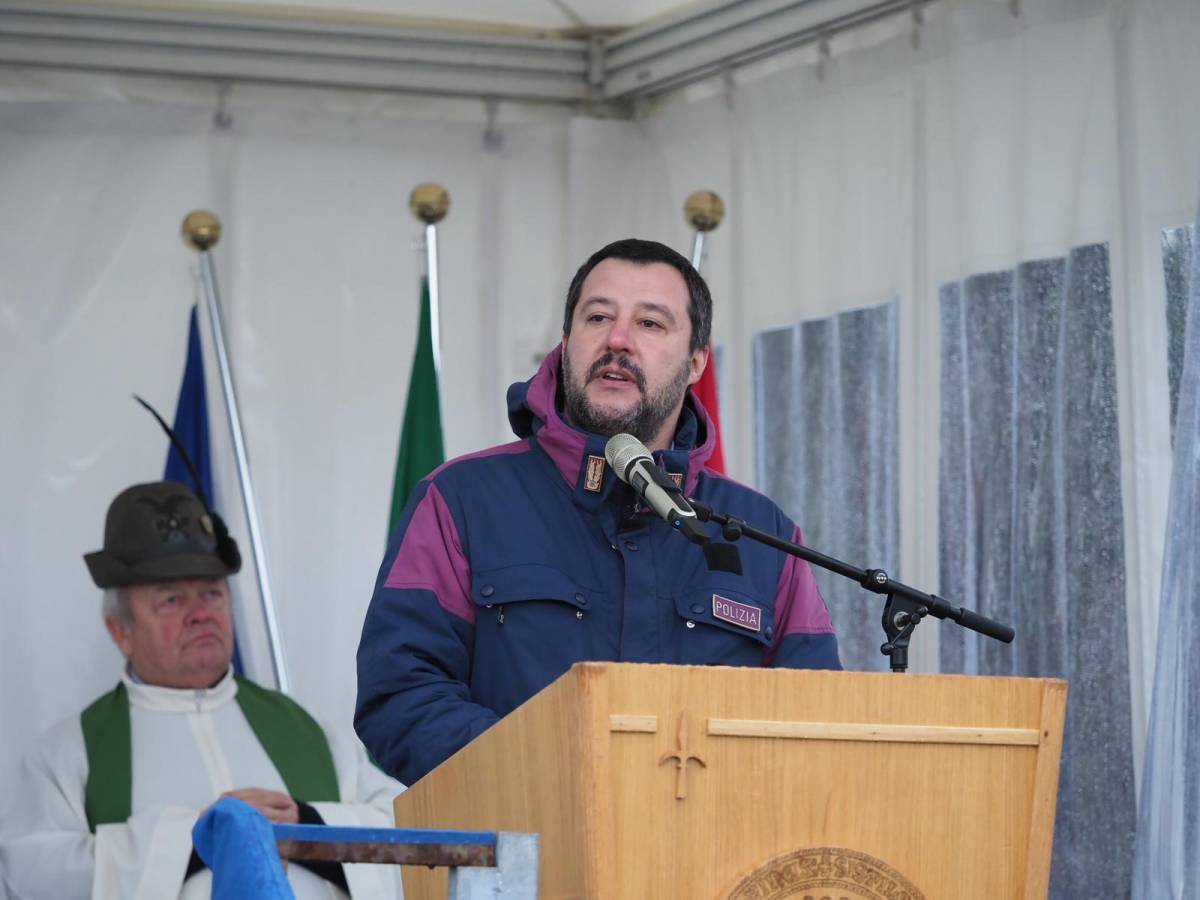 Salvini e Tajani alla foiba di Basovizza: "Chi nega uccide due volte"