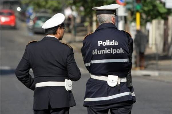 Genova, 50enne blocca bus con l’auto, poi botte e morsi a due agenti