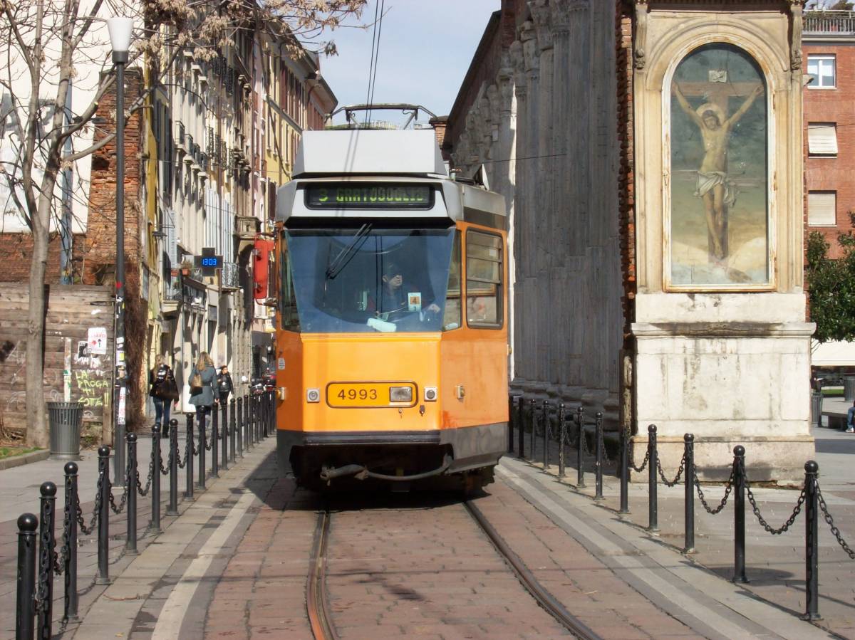 Milano, perché tram e autobus oggi hanno esposto le bandierine