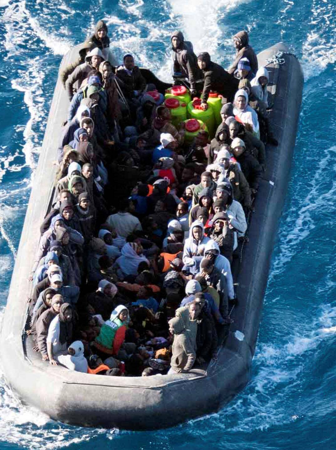 Migranti, c'è gommone alla deriva. E la sinistra dà la colpa a Salvini