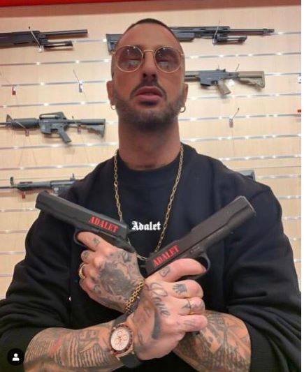 Fabrizio Corona e la foto con due pistole postata su Instagram: scoppia la polemica