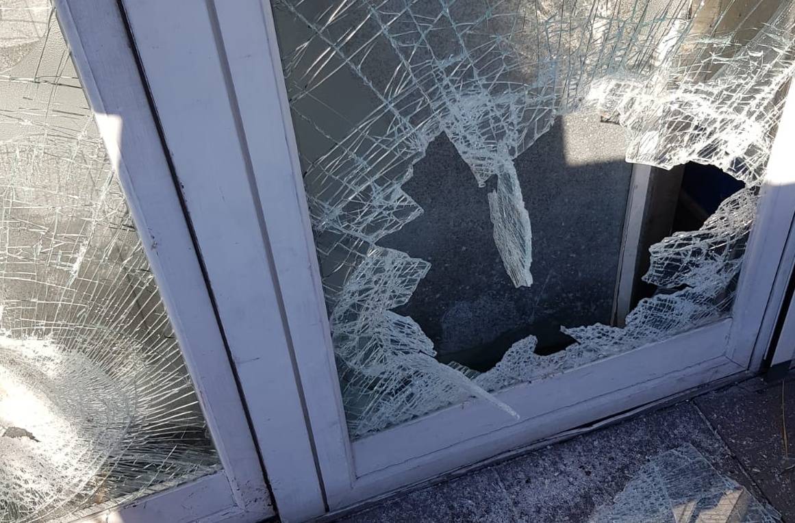 Le vetrine del ristorante distrutte a mazzate: settimo furto in un anno