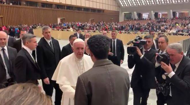 Il papa a fianco dei giornalisti di Askanews