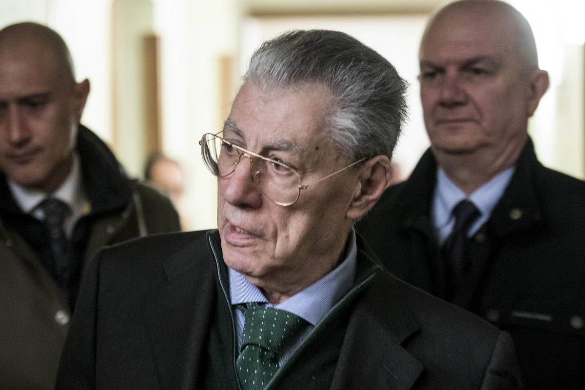 Umberto Bossi ricoverato in ospedale a Varese